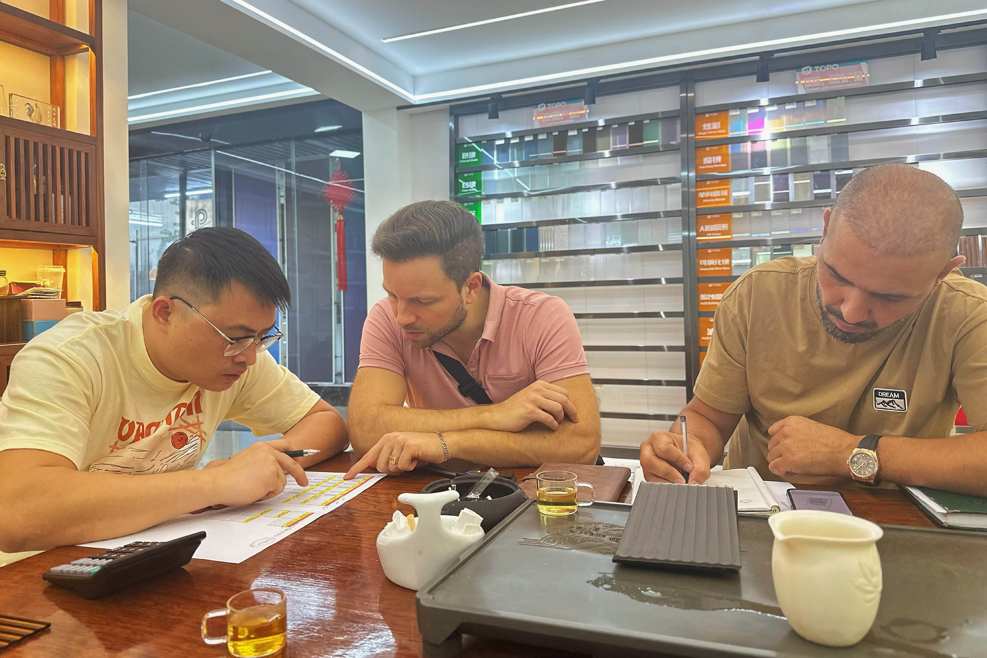 法国商业建筑采购代表莅临拓普玻璃推进项目合作（一）