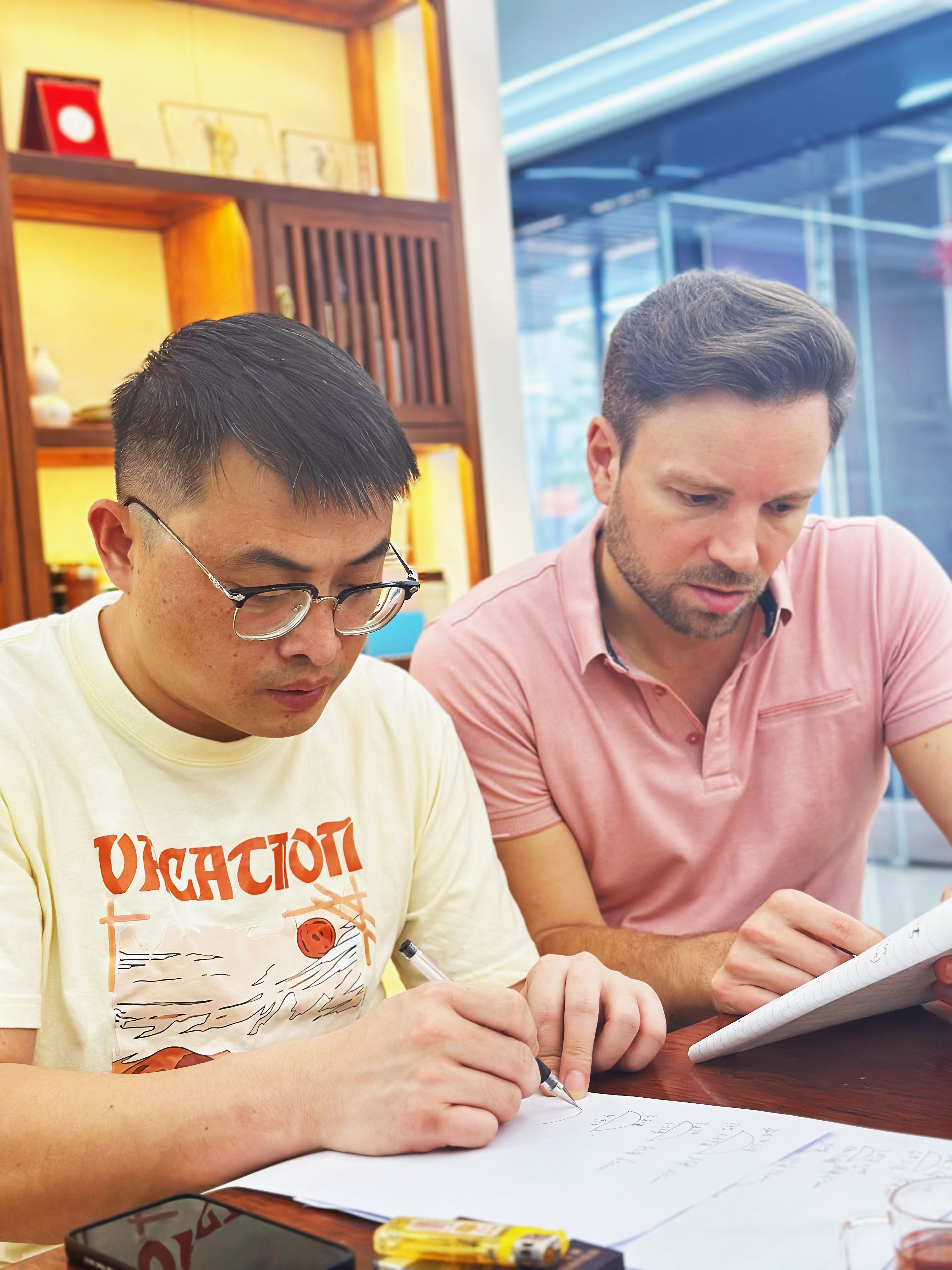 法国商业建筑采购代表莅临拓普玻璃推进项目合作（4）