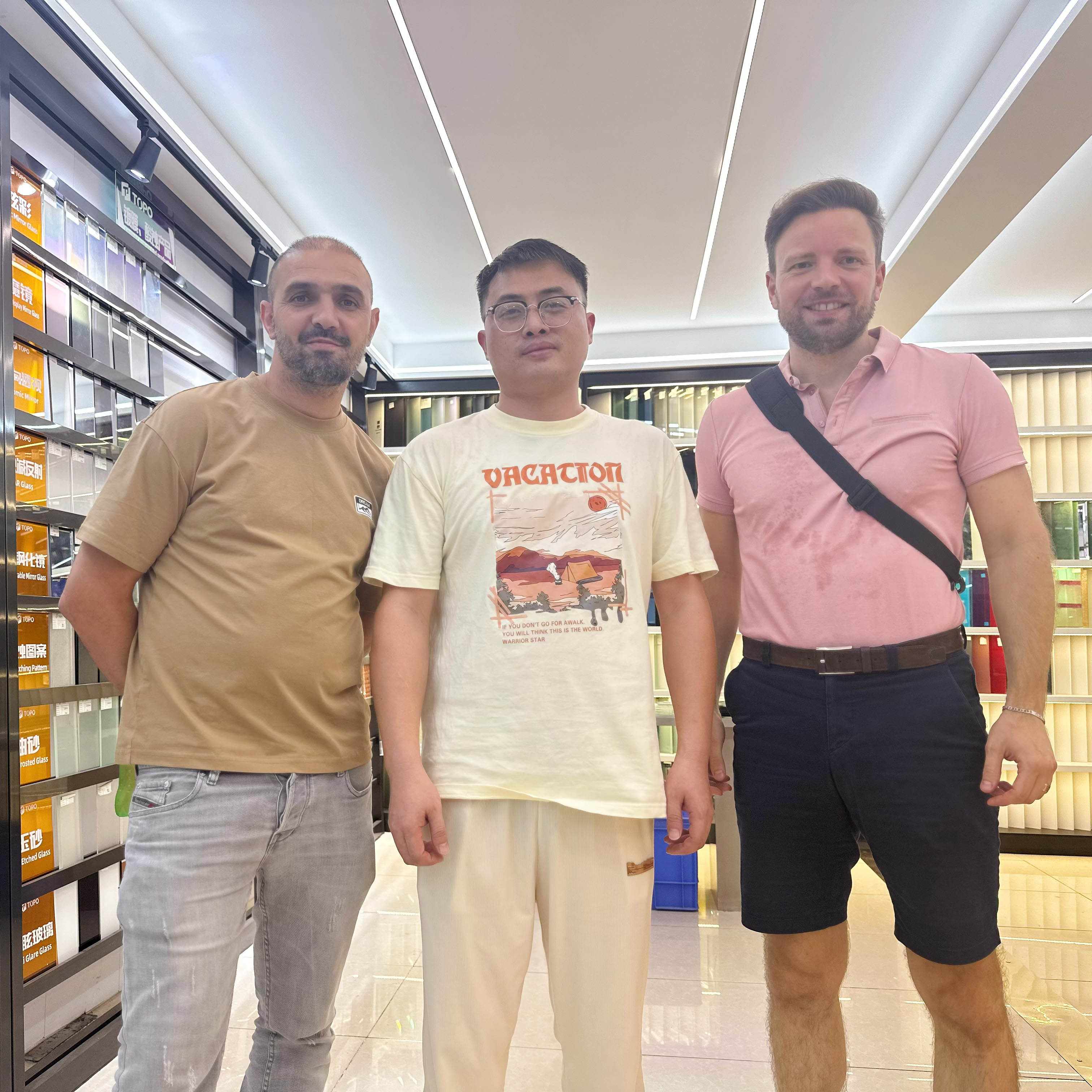 法国商业建筑采购代表莅临拓普玻璃推进项目合作（2）