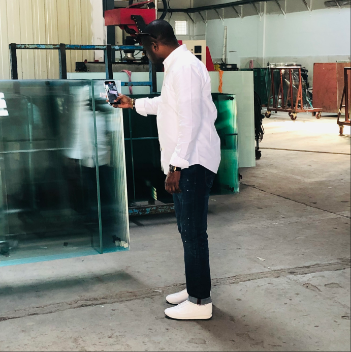 客户来访|刚果买家称赞 TopoGlass 的高品质灰古铜和蓝宝石蓝膜玻璃