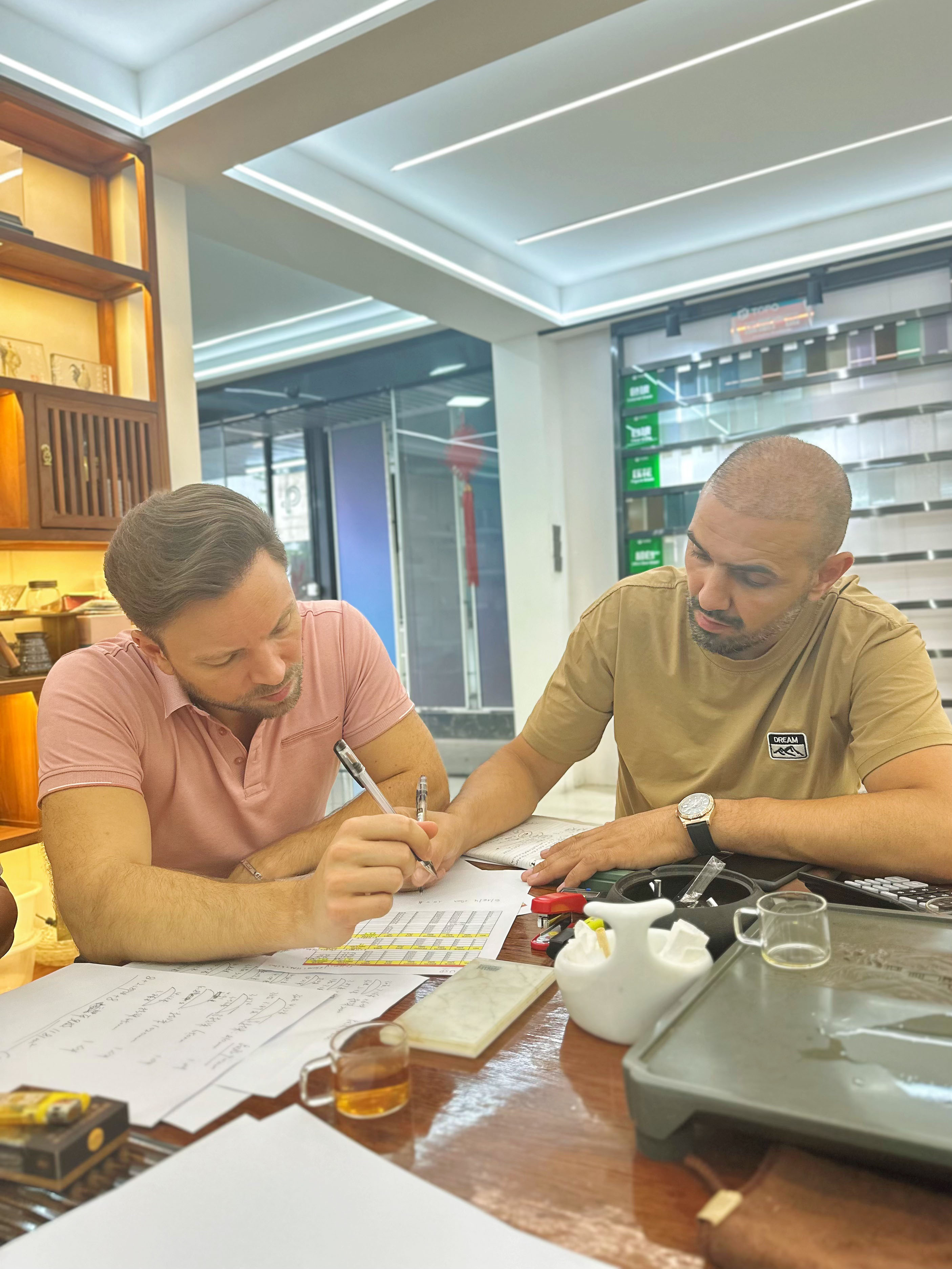 法国商业建筑采购代表莅临拓普玻璃推进项目合作（3）